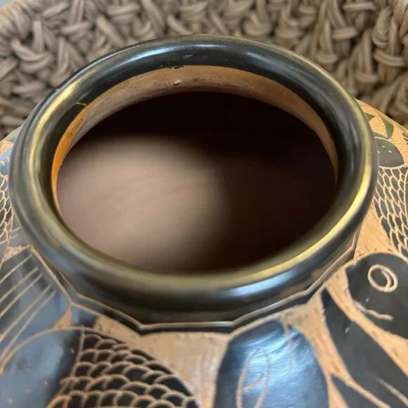 Mata Ortiz Blackware Pottery Vase with Turtle & Fish Etching – Hand-Burnished Sg - Picture 9 of 10